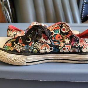 Girls Converse low top chucks
